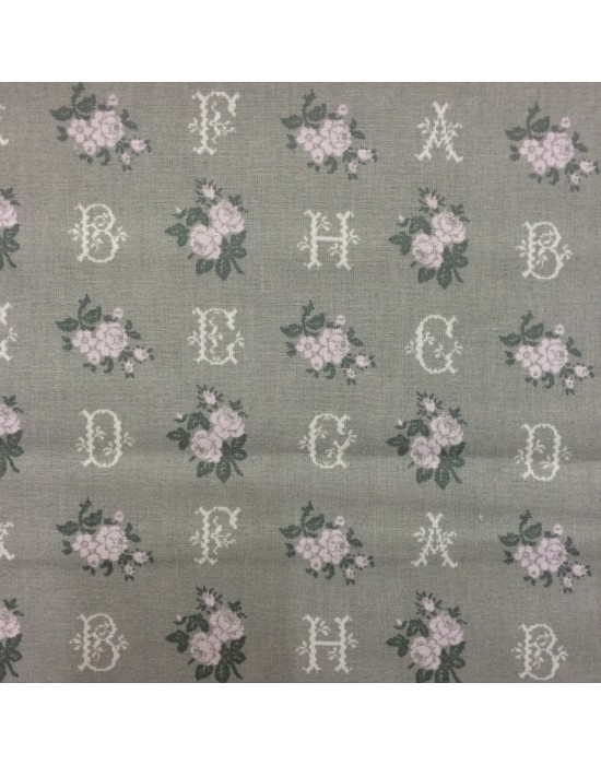 Tela patchwork gris con letras y flores rosas - 10 x 114 cm Tela patchwork gris con letras y flores rosas - 10 x 114 cm