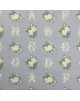 Tela azul con letras y flores blancas