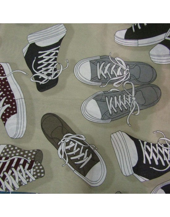 Tela estampada con botas converse